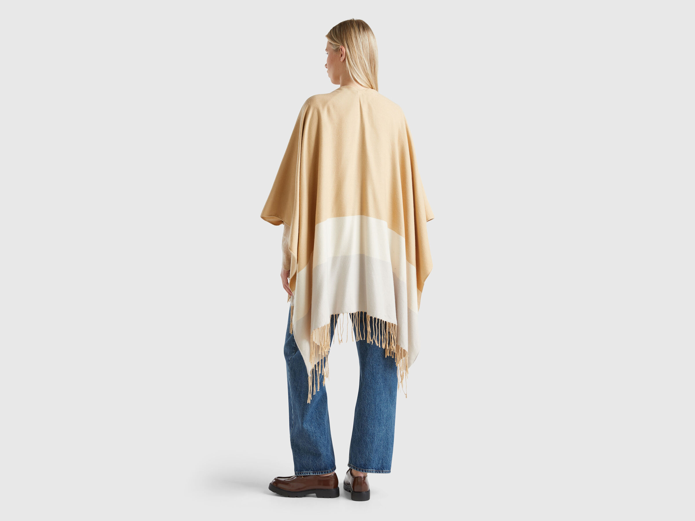 CAPE Mujer image number 2